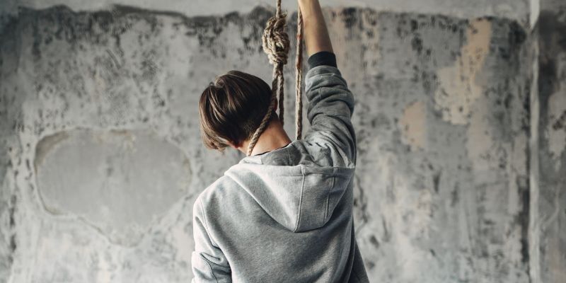 Giải mã ý nghĩa mơ thấy người chết tốt hay xấu 6 Mo-thay-nguoi-chet-treo-co